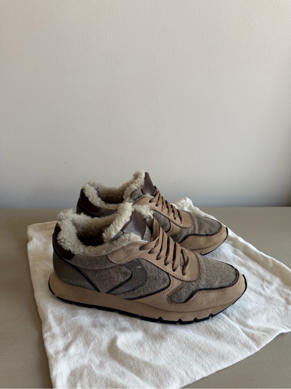Voile Blanche  Fur Sneakers Women Size 38 
From pet and smoke free home